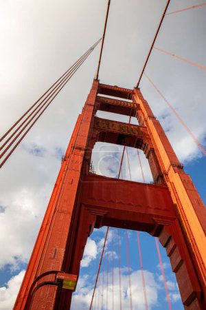 Téléchargez les photos : Un détail du Golden Gate Bridge à San Francisco par une journée ensoleillée - en image libre de droit