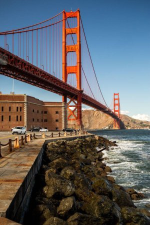 Foto de Un disparo vertical del puente Golden Gate en San Francisco en un día soleado - Imagen libre de derechos