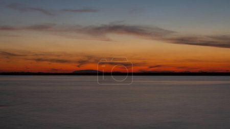 Foto de Una hermosa puesta de sol sobre el puerto de Patras - Imagen libre de derechos