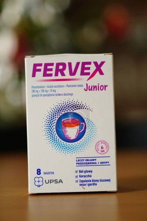 Foto de Un enfoque suave de una caja de medicamentos analgésicos Fervex Junior con texto polaco en una mesa. - Imagen libre de derechos