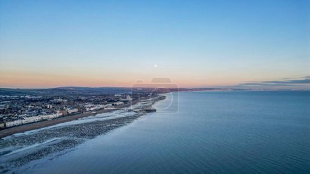 Téléchargez les photos : Une vue aérienne de la plage Worthing sous un ciel bleu à Worthing, Angleterre - en image libre de droit