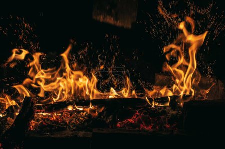 Téléchargez les photos : Vue rapprochée des flammes de feu isolées sur un fond noir - en image libre de droit