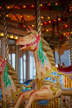 Foto de Foto de primer plano vertical de un colorido asiento de figura de caballo en tiovivo vintage en la feria de la diversión en Bray, Co. Wicklow, Irlanda. - Imagen libre de derechos