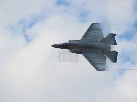 Photo for A low angle shot of a F-35 Lightning 2 plane flying at a show - Royalty Free Image