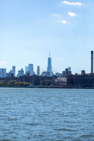 Téléchargez les photos : Vue verticale de Manhattan depuis l'eau à New York, États-Unis. - en image libre de droit