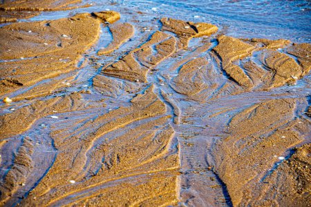 Téléchargez les photos : Vue aérienne de petits ruisseaux sur une plage à marée basse - en image libre de droit