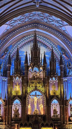 Téléchargez les photos : Vue verticale de l'intérieur de la cathédrale Notre-Dame de Montréal avec des plafonds voûtés bleus au Canada - en image libre de droit