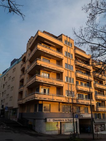 Foto de Un plano vertical de un moderno edificio amarillo de 5 pisos en el centro de Lausana - Imagen libre de derechos