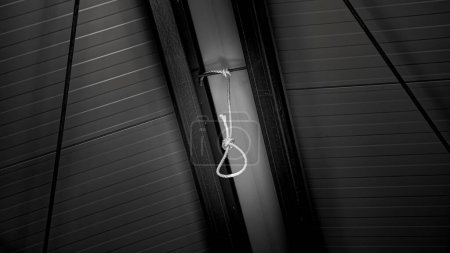 Foto de Un tiro de ángulo bajo de una cuerda atada desde el techo en blanco y negro. - Imagen libre de derechos