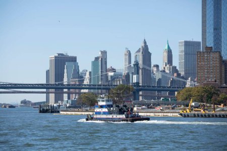 Téléchargez les photos : Le célèbre pont de Manhattan et l'horizon de la ville par une matinée ensoleillée - en image libre de droit
