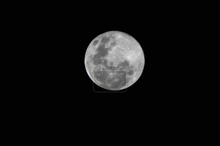Téléchargez les photos : Un plan panoramique d'une pleine lune contre le ciel nocturne sombre - en image libre de droit