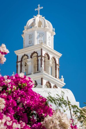 Foto de Un plano vertical de una torre de la iglesia en el pueblo de Emporio. Santorini, Grecia. - Imagen libre de derechos