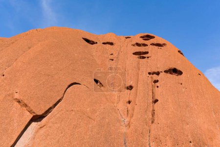 Foto de La piedra arenisca Uluru roca en el fondo del cielo azul - Imagen libre de derechos