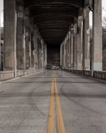 Téléchargez les photos : A Lignes parallèles droites Route entre des colonnes de pierre pour les voitures - en image libre de droit