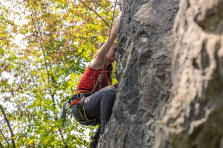 Foto de La chica subiendo un acantilado. Escalada en roca, concepto deportivo. - Imagen libre de derechos