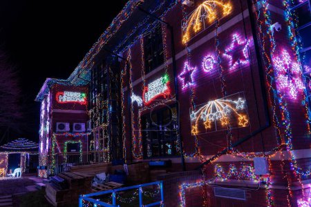 Téléchargez les photos : Le bâtiment de l'organisme caritatif de transport de patients atteints du cancer "Daft As a Brush" s'est illuminé pour Noël 2022 à Gosforth, Newcastle upon Tyne, Royaume-Uni - en image libre de droit
