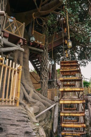 Foto de El árbol Robinson Crusoe en Disneyland en París, Francia - Imagen libre de derechos