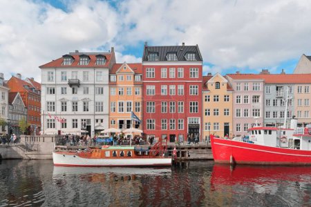 Téléchargez les photos : Une vue panoramique de bâtiments avec de beaux extérieurs situés à Copenhague, Danemark - en image libre de droit