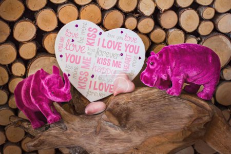 Téléchargez les photos : Belle boîte surprise créative avec de belles hippopotames roses pour la Saint-Valentin devant le bois - en image libre de droit