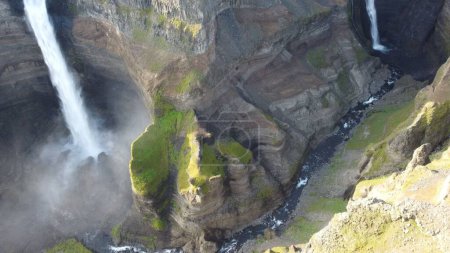 Foto de Un dron disparó sobre la cascada Haifoss en el río Islandia Fossa en un día soleado - Imagen libre de derechos