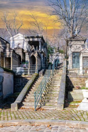 Téléchargez les photos : Paris, cimetière du Père-Lachaise, ruelle pavée de tombes en hiver - en image libre de droit