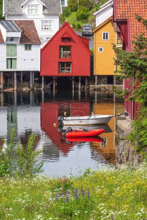 Téléchargez les photos : Un plan vertical de bâtiments colorés vus à Sogndalsstrand, Norvège - en image libre de droit