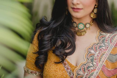 Téléchargez les photos : Une belle fille indienne se prépare pour son mariage - en image libre de droit
