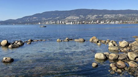 Foto de Una hermosa vista del lago cerca de las montañas en Vancouver, Canadá - Imagen libre de derechos