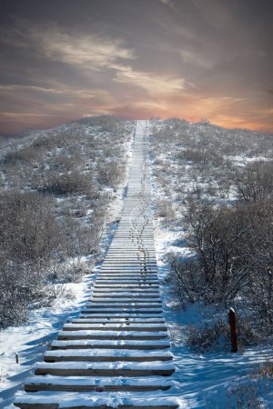 Piękny widok pokrytych śniegiem schodów w Castle Rock w Kolorado