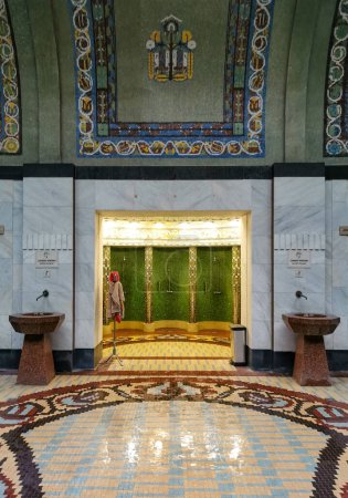 Foto de Mosaicos en spa interior. Verde interior de piscinas termales en el spa Gellert en Budapest. - Imagen libre de derechos