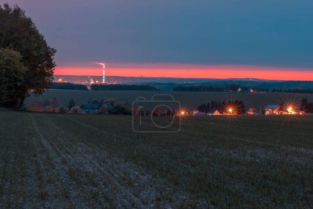 Foto de Una larga exposición del horizonte en Chemnitz por la noche, una vista desde un prado - Imagen libre de derechos