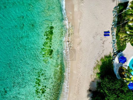 Foto de Una toma aérea de una playa cristalina de color turquesa con arena blanca en St. Thomas Islas Vírgenes de los Estados Unidos - Imagen libre de derechos