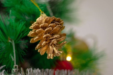 Foto de Un primer plano de un árbol de Navidad decoración de pino dorado - Imagen libre de derechos