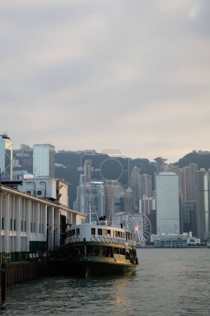 Téléchargez les photos : Le traversier à Tsim Sea Tsui Pier, Victoria Harbour - en image libre de droit
