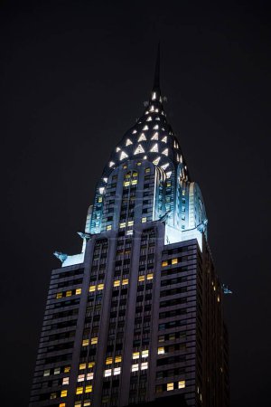 Foto de Una vertical de bajo ángulo de Chrystler Building vista nocturna en Nueva York - Imagen libre de derechos
