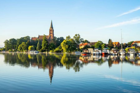 Téléchargez les photos : Un beau paysage du lac Muritz avec un reflet des bâtiments de la ville de Robel - en image libre de droit
