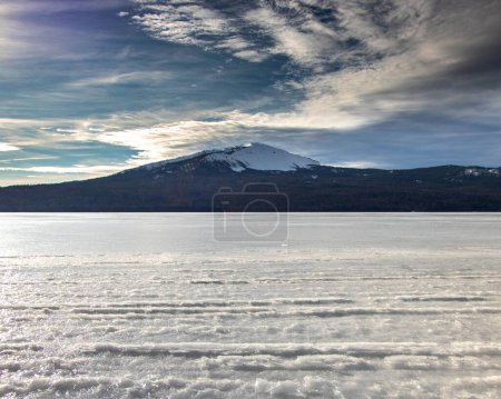 Foto de Una hermosa toma de un lago Diamond congelado con un fondo de una montaña en Oregon - Imagen libre de derechos