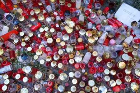 Téléchargez les photos : Bougies brûlées après l'attaque terroriste novembre 2020 Vienne - en image libre de droit