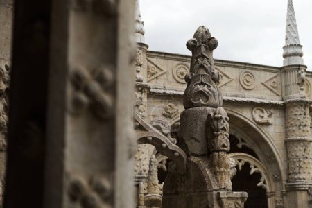 Foto de Una parte de una vista exterior del monasterio de Jerónimos con esculturas - Imagen libre de derechos