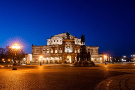Foto de El Semperoper, Dresde con luces brillantes por la noche - Imagen libre de derechos