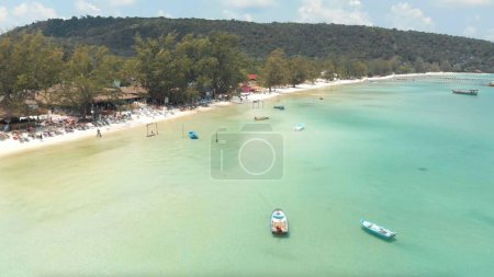 Téléchargez les photos : Une vue aérienne d'une île bleue calme avec des bateaux par une journée ensoleillée - en image libre de droit