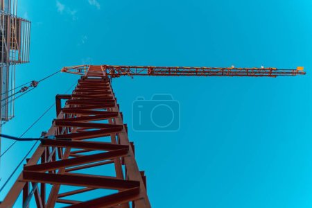 Foto de Una grúa en construcción contra el cielo azul y espacio para el texto - Imagen libre de derechos