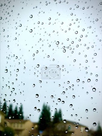 Foto de Un primer plano de una ventana con gotas de agua después de la lluvia - Imagen libre de derechos
