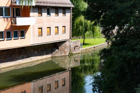 Foto de Un edificio en Nuremberg en la orilla del río con reflejos - Imagen libre de derechos
