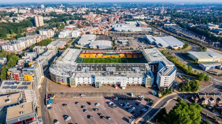 Téléchargez les photos : Drone de Norwich City Football Club avec fond de ville - en image libre de droit