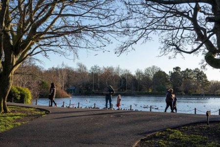 Foto de La gente pasa tiempo en Saltwell Park, el principal parque público de la ciudad de Gateshead, Reino Unido, en invierno.. - Imagen libre de derechos
