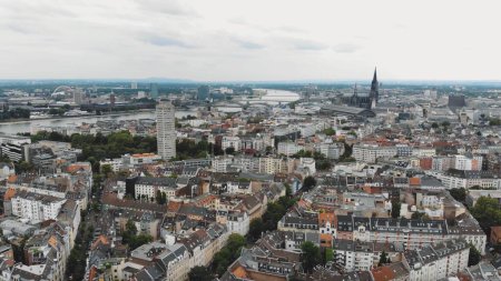 Foto de Una vista aérea del paisaje urbano de Colonia, Alemania con el cielo claro en el horizonte - Imagen libre de derechos