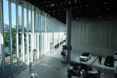 Téléchargez les photos : Une belle vue sur l'intérieur du siège social de Nissan Global à Yokohama, au Japon, avec des voitures de luxe exposées - en image libre de droit