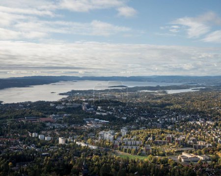 Téléchargez les photos : Une vue aérienne du paysage urbain avec un ciel nuageux en arrière-plan, Oslo, Norvège - en image libre de droit