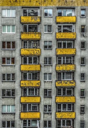Téléchargez les photos : Ancien logement en béton construit soviétique avec peinture jaune épluchante à Lodz, Pologne. - en image libre de droit